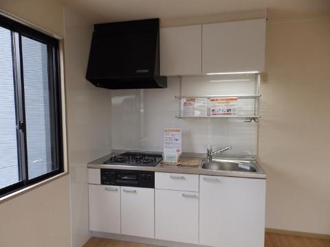 キッチン　ガスコンロとグリル付システムキッチン