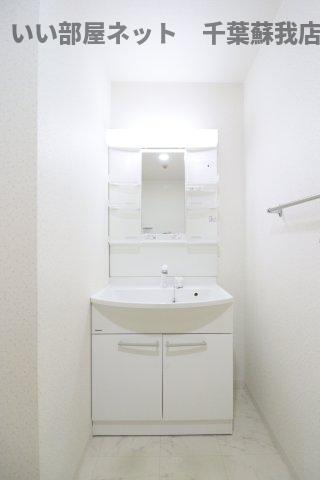 洗面設備　明るい洗面所です