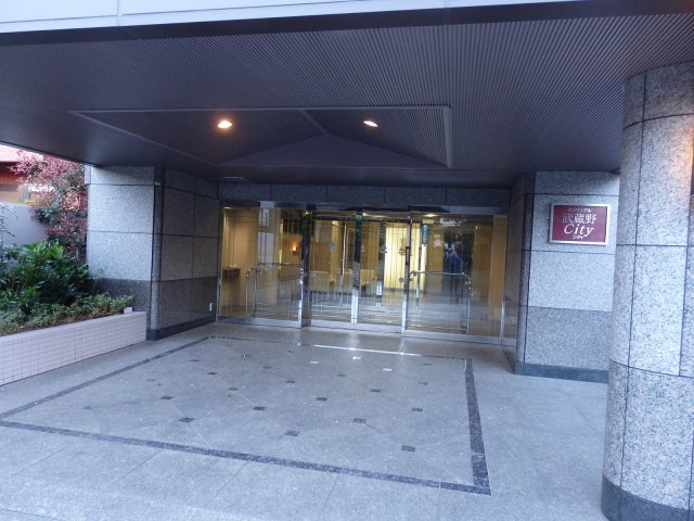 ＪＲ中央線 三鷹駅 徒歩5分 13階建 築30年の外観写真
