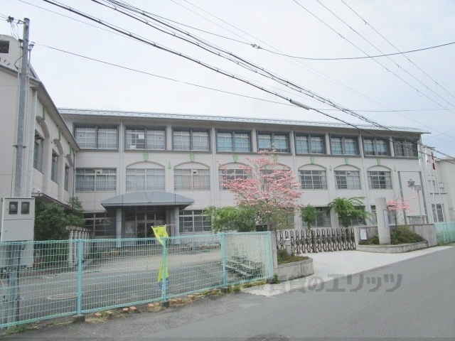 中学校　八木中学校（中学校）まで560m