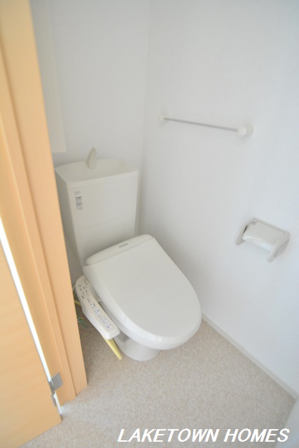 トイレ　収納のある温水洗浄便座付のトイレです。
