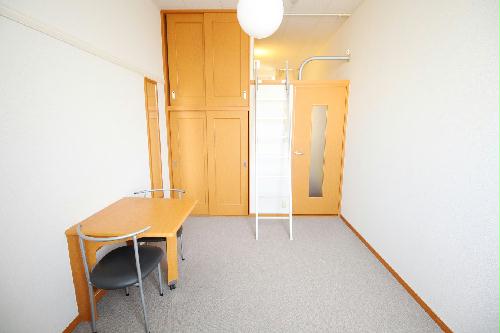 居室・リビング　天井が高く、開放的な空間です！