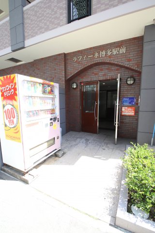 エントランス　落ち着いたエントランスです