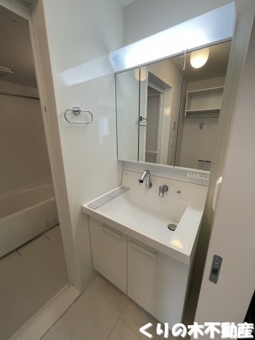 洗面設備　明るい洗面所です