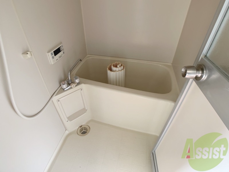 バス・シャワールーム　お風呂はゆっくり入れる大きさがありますね。