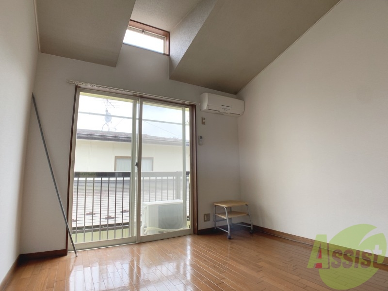 居室・リビング　陽当たりが良く、広々として過ごしやすそうです。