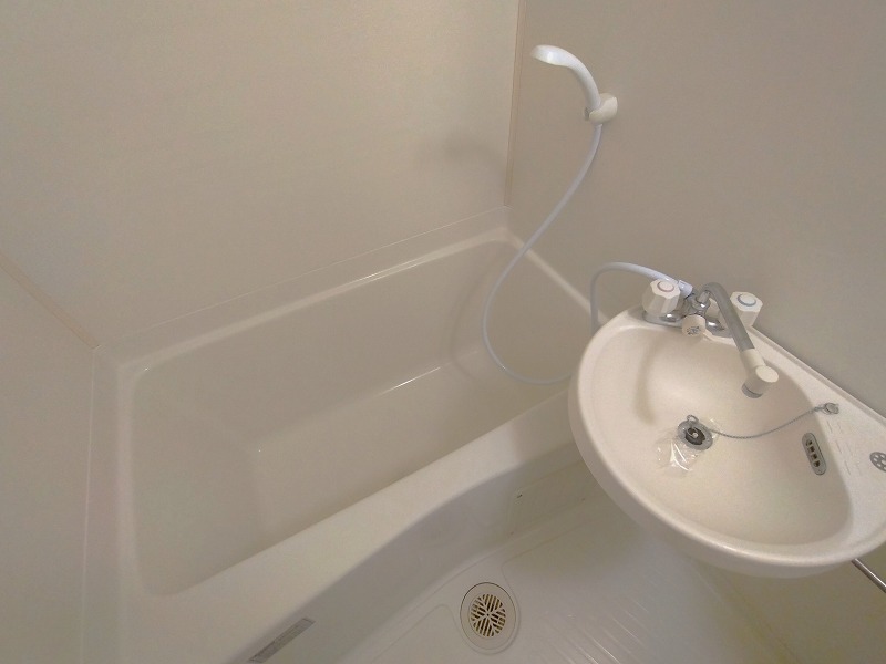 バス・シャワールーム　浴室はトイレと一緒のユニットバスですがとてもきれいです