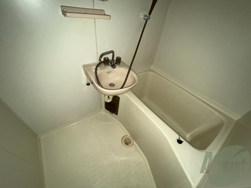バス・シャワールーム　浴室は狭すぎず、シャワーも浴びやすそうです。