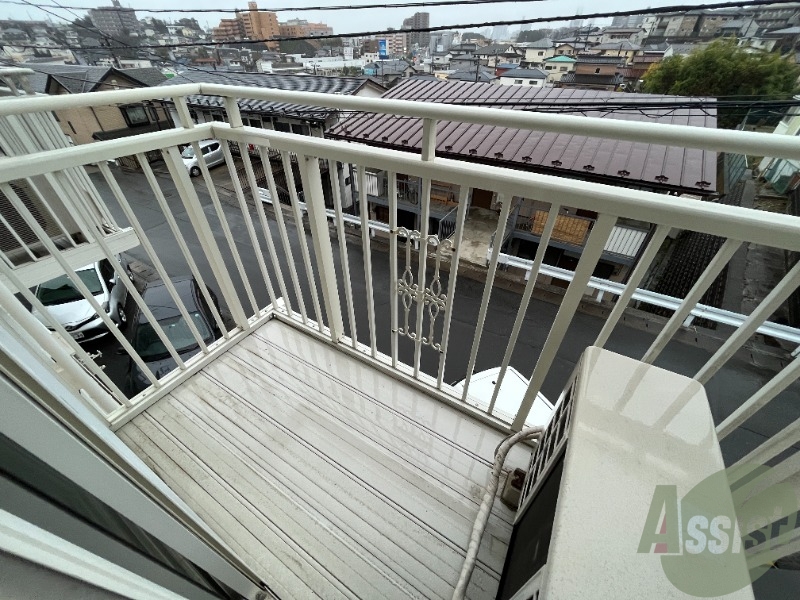 バルコニー　バルコニーは洗濯物を干すのに十分な広さがありますね。