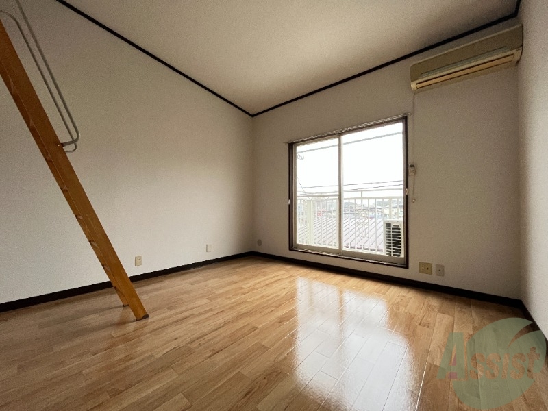 居室・リビング　８帖の洋室です。生活のメインとなる部屋ですね。