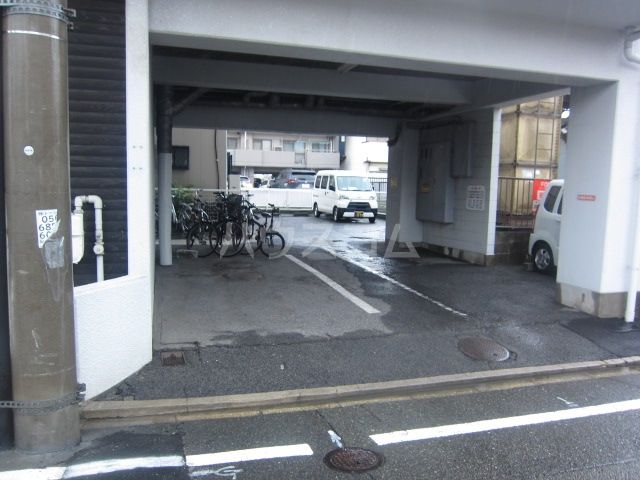 【名古屋市中川区小碓通のマンションの駐車場】