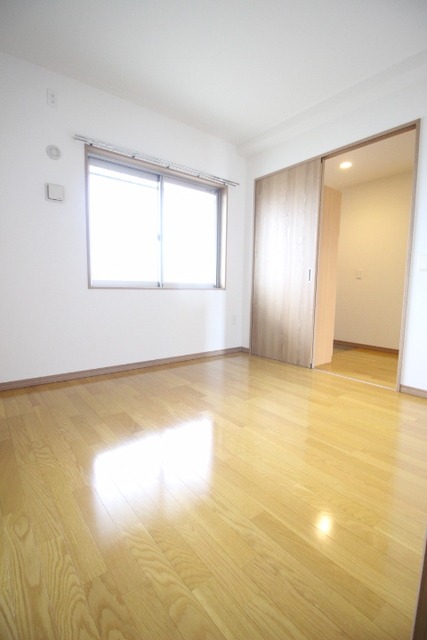 その他部屋・スペース　玄関右側の洋室５．８帖♪