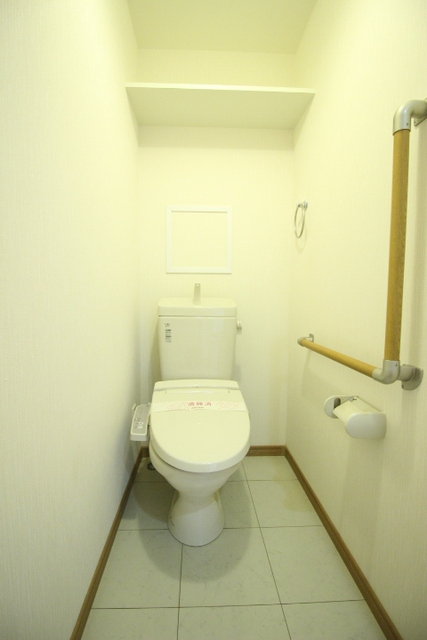 トイレ　温水洗浄便座付きで快適に利用できます。
