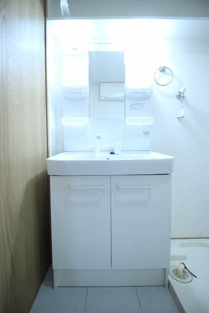 洗面設備　シャワー付洗面化粧台で、忙しい朝の身支度に便利です。