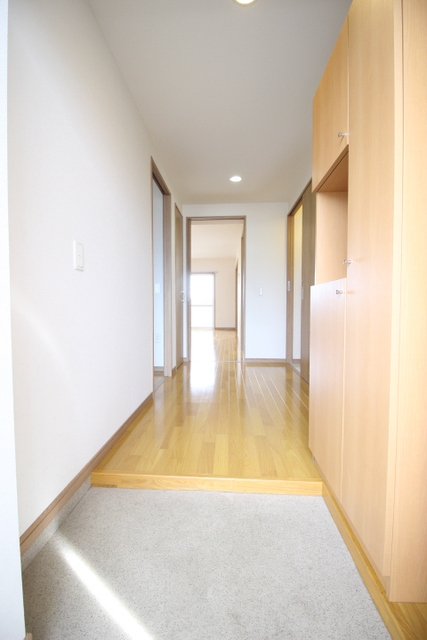 玄関　玄関をすっきりできる収納付きです。