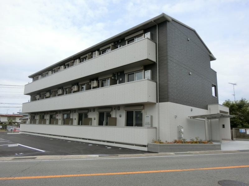 三木市大村のアパートの建物外観