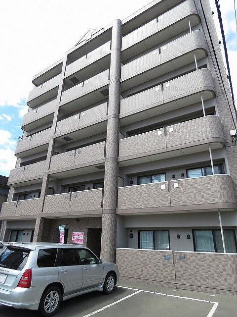 札幌市東区北四十二条東のマンションの建物外観