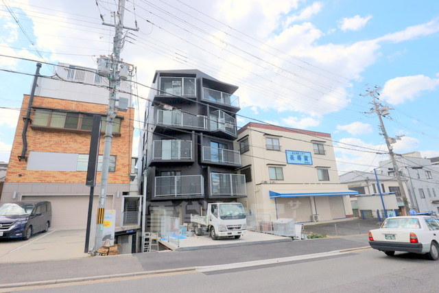 京都市伏見区深草キトロ町のマンションの建物外観