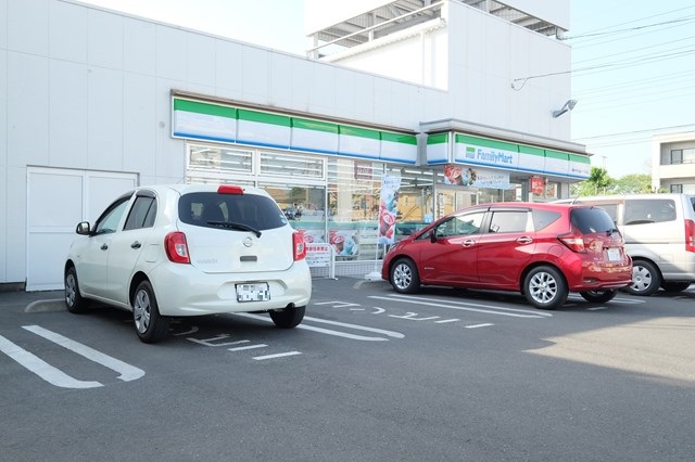 コンビニ　ファミリーマート坂戸千代田一丁目店（コンビニ）まで351m