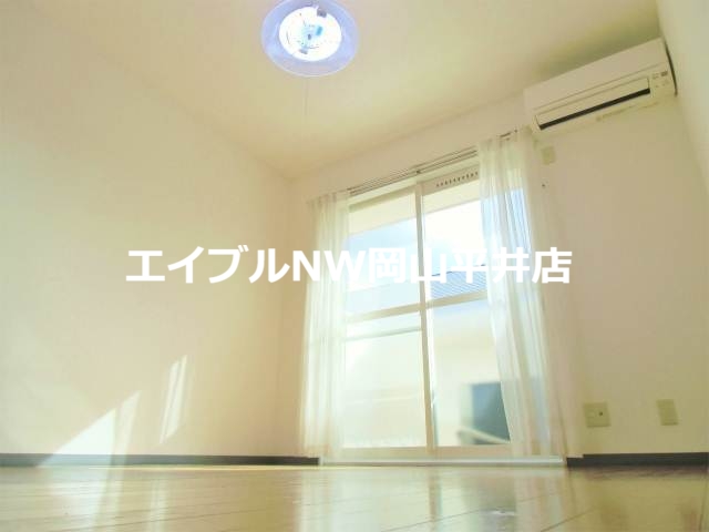 居室・リビング　大きな窓の居室