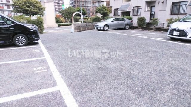 【北九州市小倉南区志徳のマンションの駐車場】