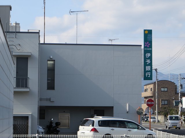 【西条市小松町妙口のアパートの銀行】