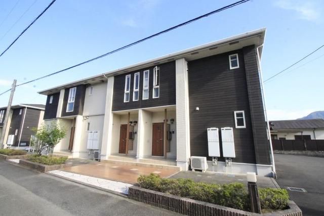 姶良市西餅田のアパートの建物外観