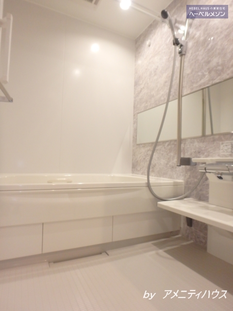 バス・シャワールーム　●ゆったり一坪タイプのバスルーム。