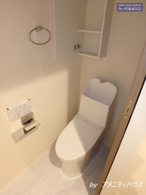 トイレ　●温水洗浄暖房便座付きの快適なトイレスペース。