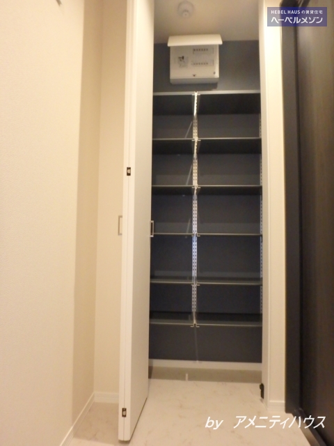 玄関　●マルチシューズクロークで、玄関回りもスッキリ。