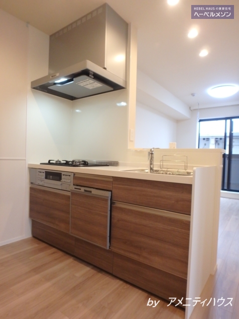 キッチン　●３口ガスコンロ・グリル付きのシステムキッチン。