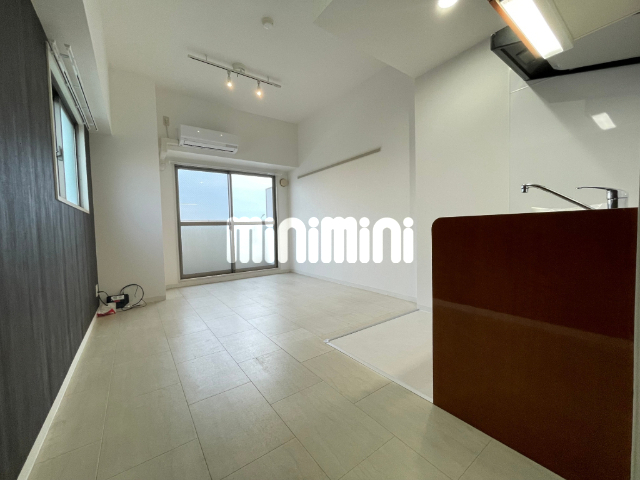 居室・リビング　通路にも収納があります