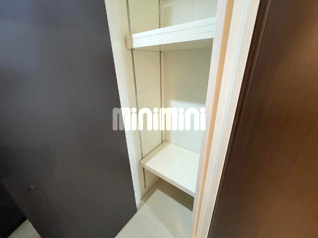 収納　通路の収納棚