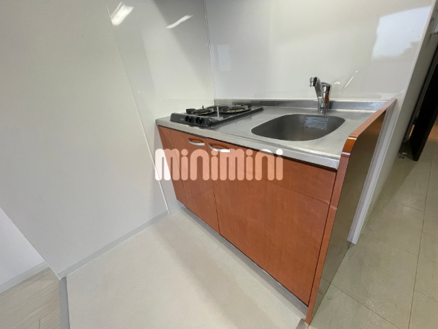 キッチン　天井が高く開放感のあるお部屋です