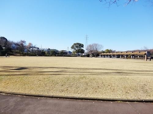 【八王子市東中野のアパートの公園】