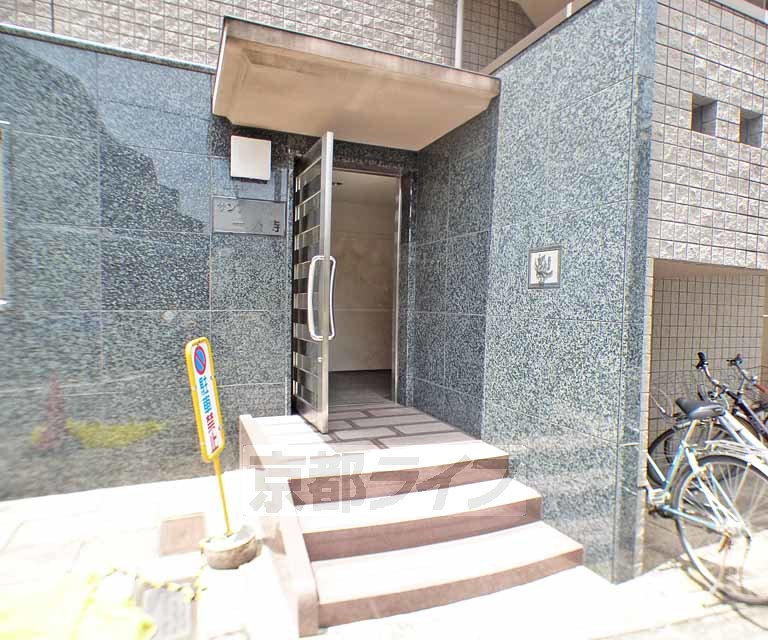 【京都市左京区一乗寺北大丸町のマンションのエントランス】