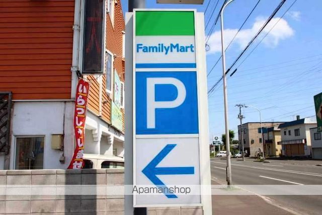 コンビニ　ファミリーマート（コンビニ）まで462m