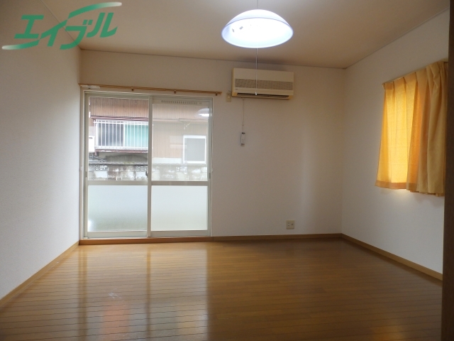 居室・リビング　※同棟同型１０１の写真です