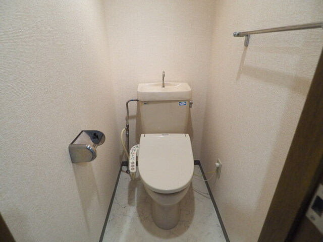 トイレ　温水洗浄暖房便座