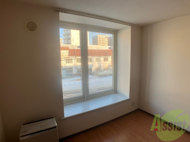 バルコニー　窓が大きいので風の通りが良さそうですね！！