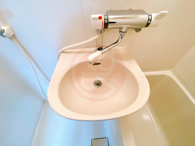 洗面設備　明るい洗面所です