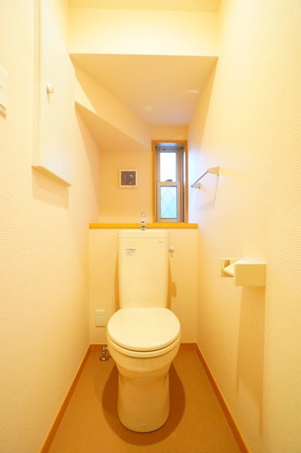 トイレ　飾り棚があるので、おしゃれなトイレに♪