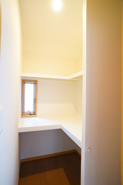 収納　ウォークインクローゼット収納！室内を広くご活用いただけます！