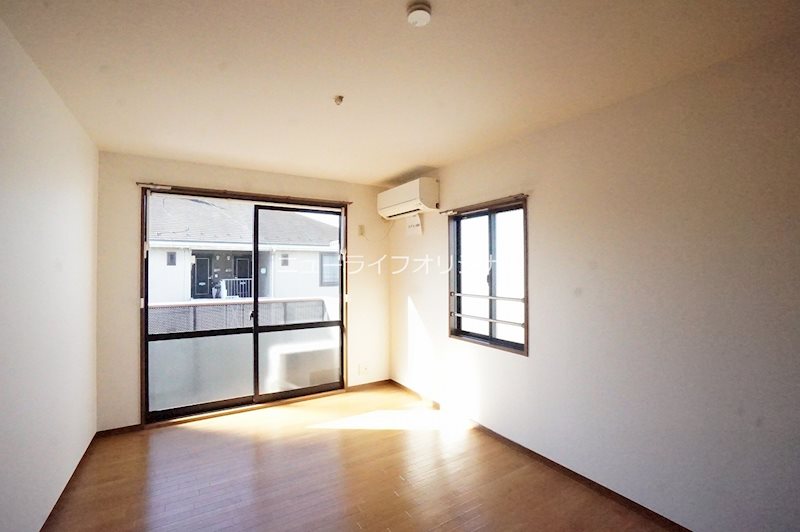 居室・リビング　２面採光につき、明るく開放感があります