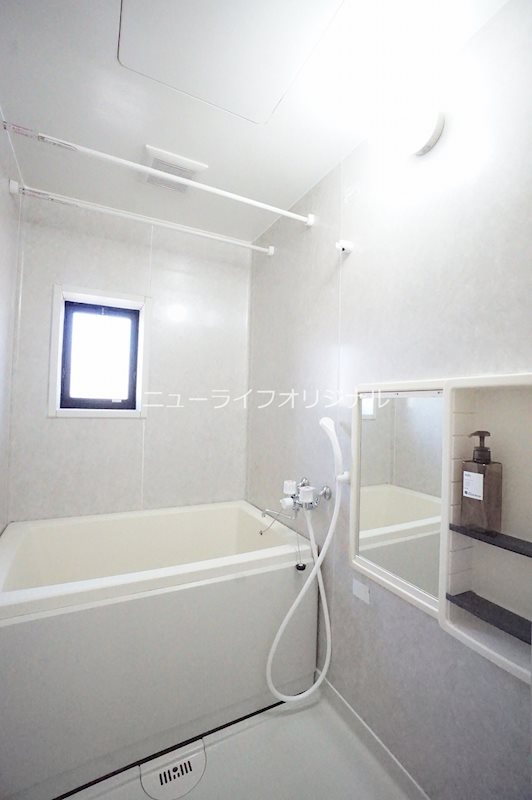 バス・シャワールーム　自然光の入るバスルームでくつろぎのひと時を。