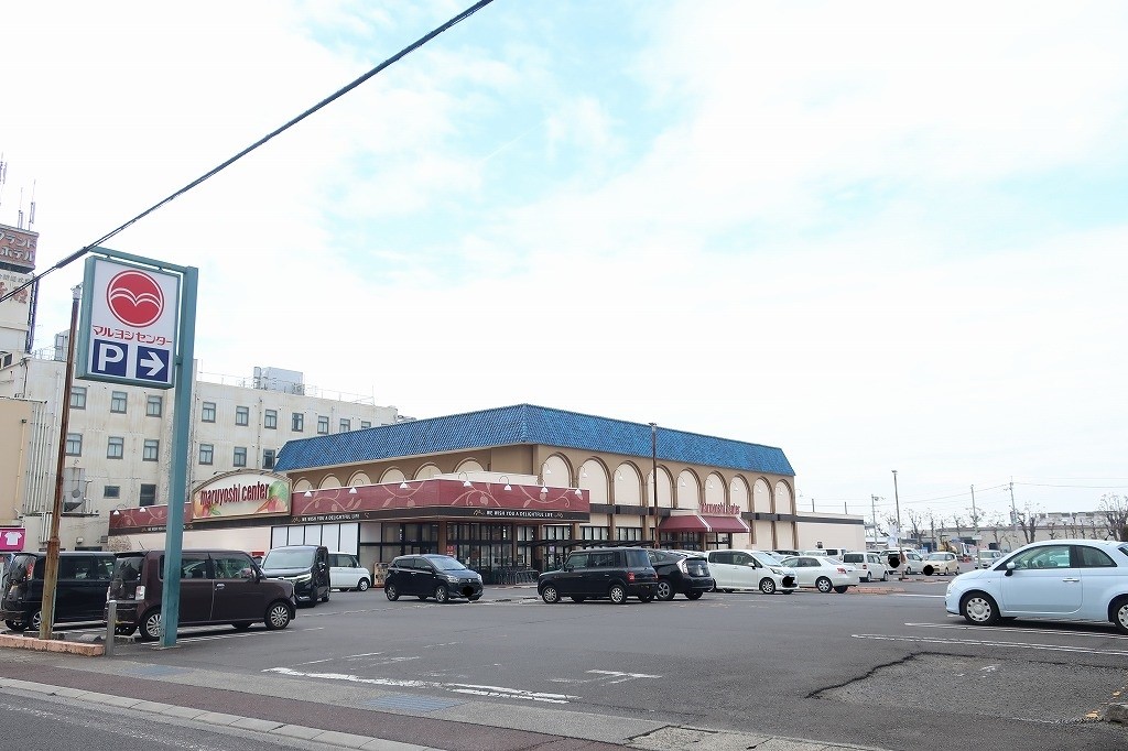 スーパー　マルヨシセンター善通寺店（スーパー）まで740m