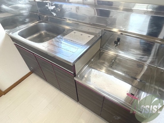 キッチン　キッチンは作業台もあり広めなので使いやすそうですね。