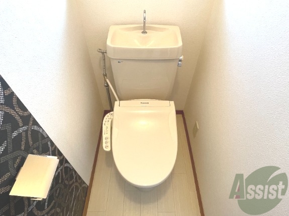 トイレ　嬉しいウォシュレット機能付きです。シャワートイレは便利ですね