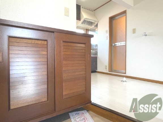 玄関　玄関から撮影しました。明るい印象ですね。