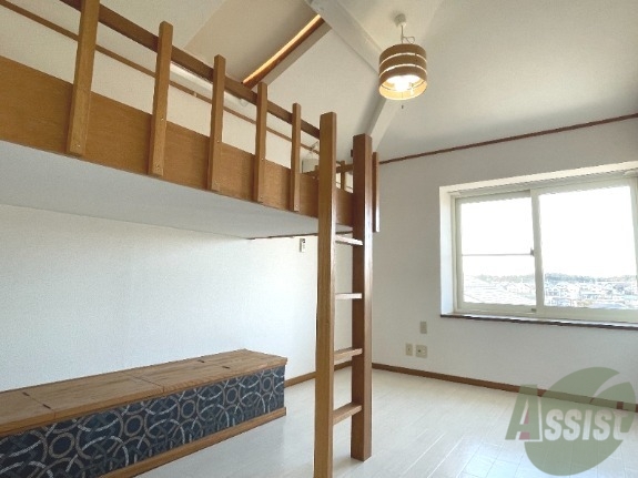 居室・リビング　７帖の洋室を撮影しました。明るい印象ですね。